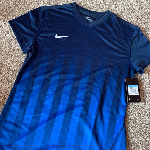 NWT! Nike Women’s Soccer Jersey - Picture 2 of 3